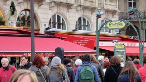 emportee par la foule