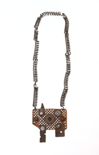 Day 16. Chain of fools 1. Upcycled rusted parts, washers, nuts and bolts. © Blandine Hallé 2015