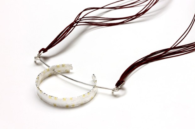 Day 23, unchained. 18ct gold, sterling silver, linen thread. © Blandine Hallé 2015