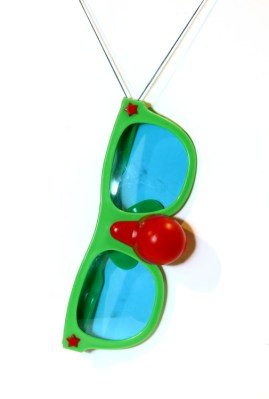 Day 40, à ma maman, Clown sunglasses, thread. © Blandine Hallé 2015